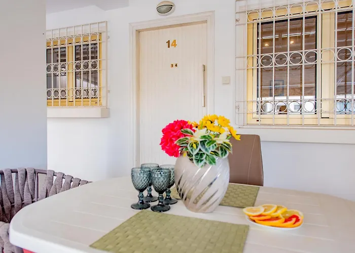 Finikoudes Gate Apartmán *